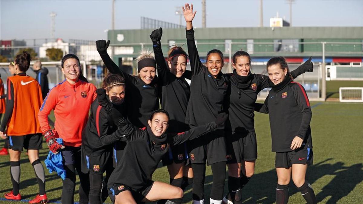 El Barça femenino celebró tras el último entrenamiento la llegada de las Navidades