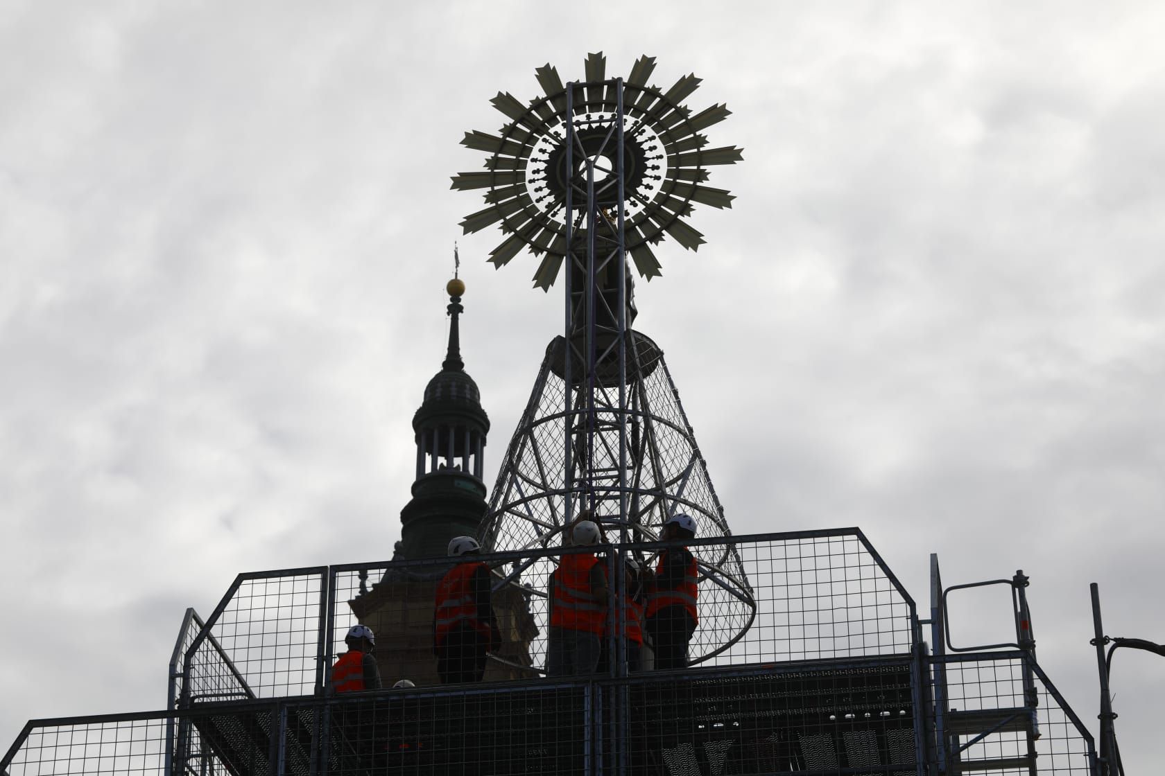 La Virgen ya preside la plaza del Pilar