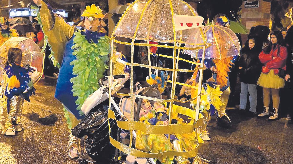 Una familia disfrazada de pájaros durante el Antroxu de 2023