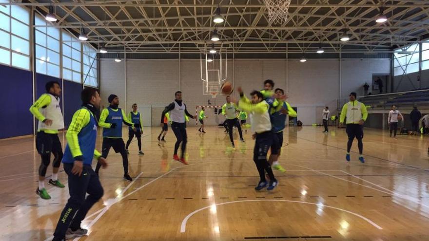 El Villarreal, obligado a preparar el derbi bajo cubierto