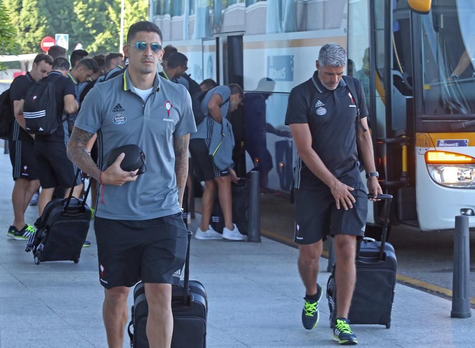 El equipo vigués despega desde Peinador para arrancar la gira italiana, que dirará diez días y en la que se enfrentará a Fiorentina, Pisa, Pescara, Milan y Sassuolo