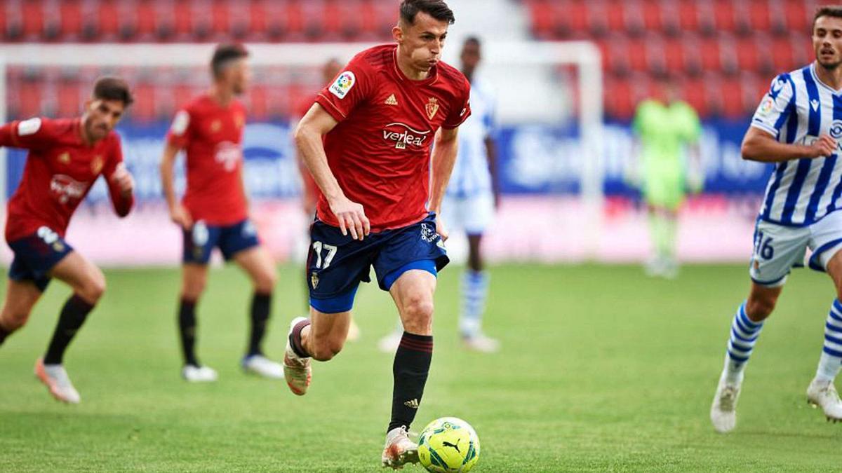 Ante Budimir conduce el balón en el último partido de la temporada ante la Real Sociedad.