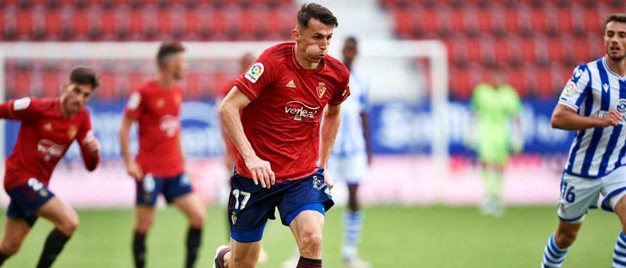Ante Budimir conduce el balón en el último partido de la temporada ante la Real Sociedad. | LFP