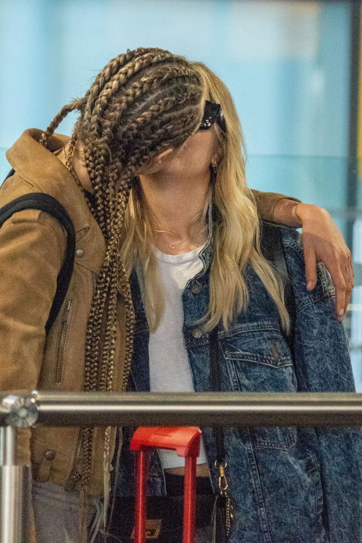Cara Delevingne y Ashley Benson dándose un beso
