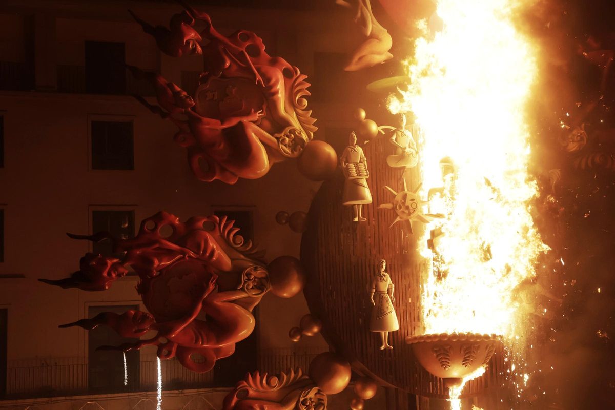 A moment of the Cremà of the Official Bonfire