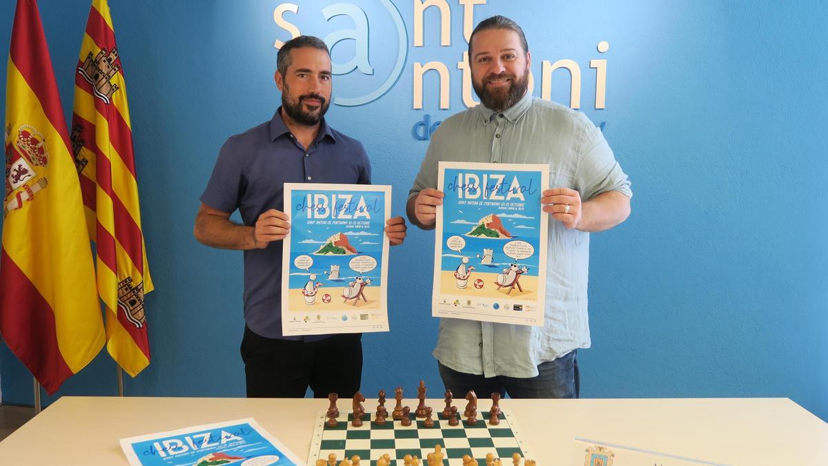 Nicolò Napoli, uno de los organizadores, y Daniel Sánchez, concejal de Deportes.