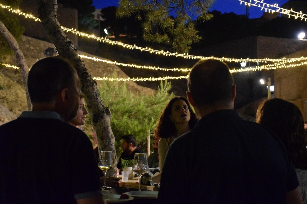 Los asistentes disfrutarán de una cena al aire libre, amenizada por un dj