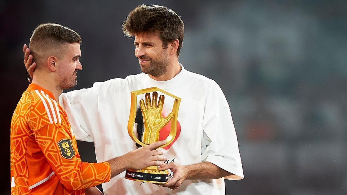 Gerard Piqué, presidente de la Kings League, entrega un trofeo al finalizar la ’Kings &amp; Queens Finals’ en el estadio Civítas Metropolitano de Madrid.