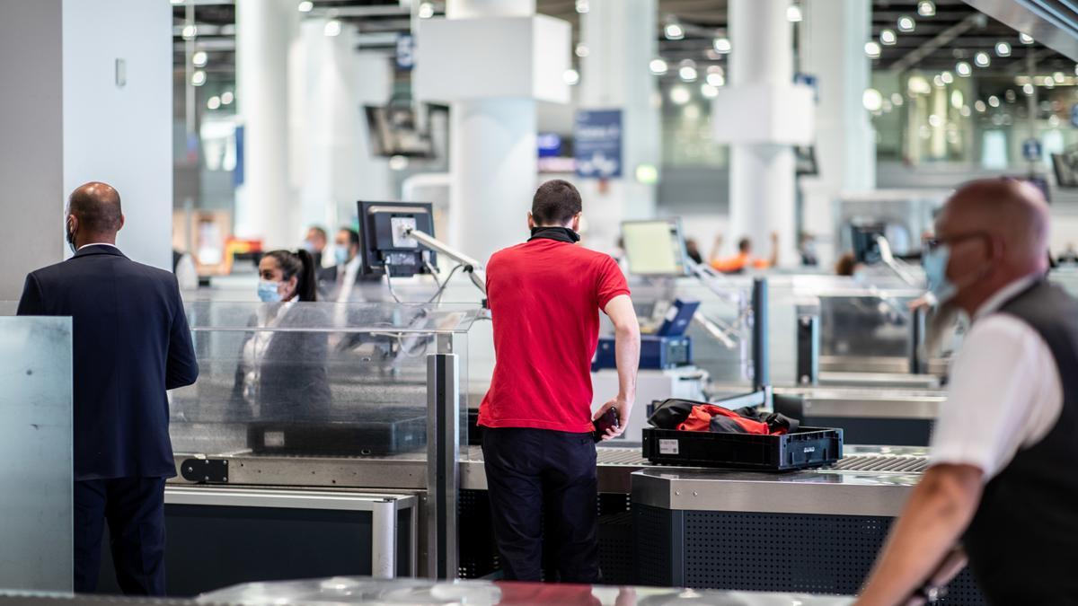 An der Sicherheitskontrolle im Flughafen Düsseldorf (Archivbild von Juli 2020).