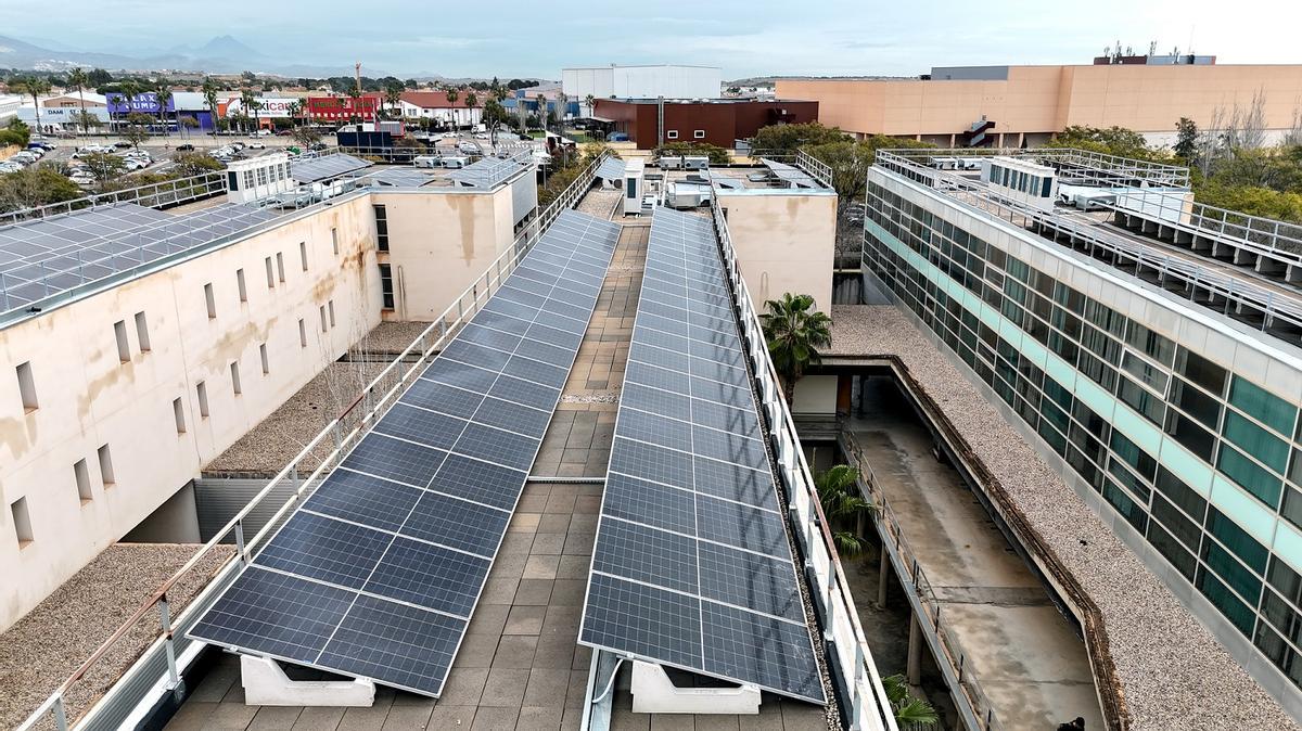 Los paneles solares colocados en la azotea de la Politécnica IV