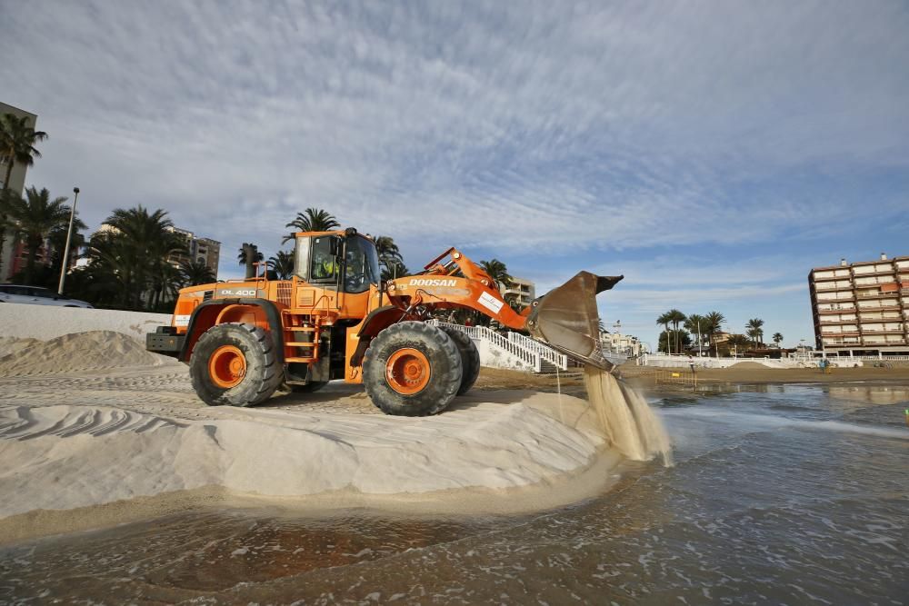 Los camiones han comenzado a descargar 12.000 metros cúbicos de arena de una cantera de Abanilla para intentar ensanchar hasta en 18 metros el tramo central de la playa de Los Locos