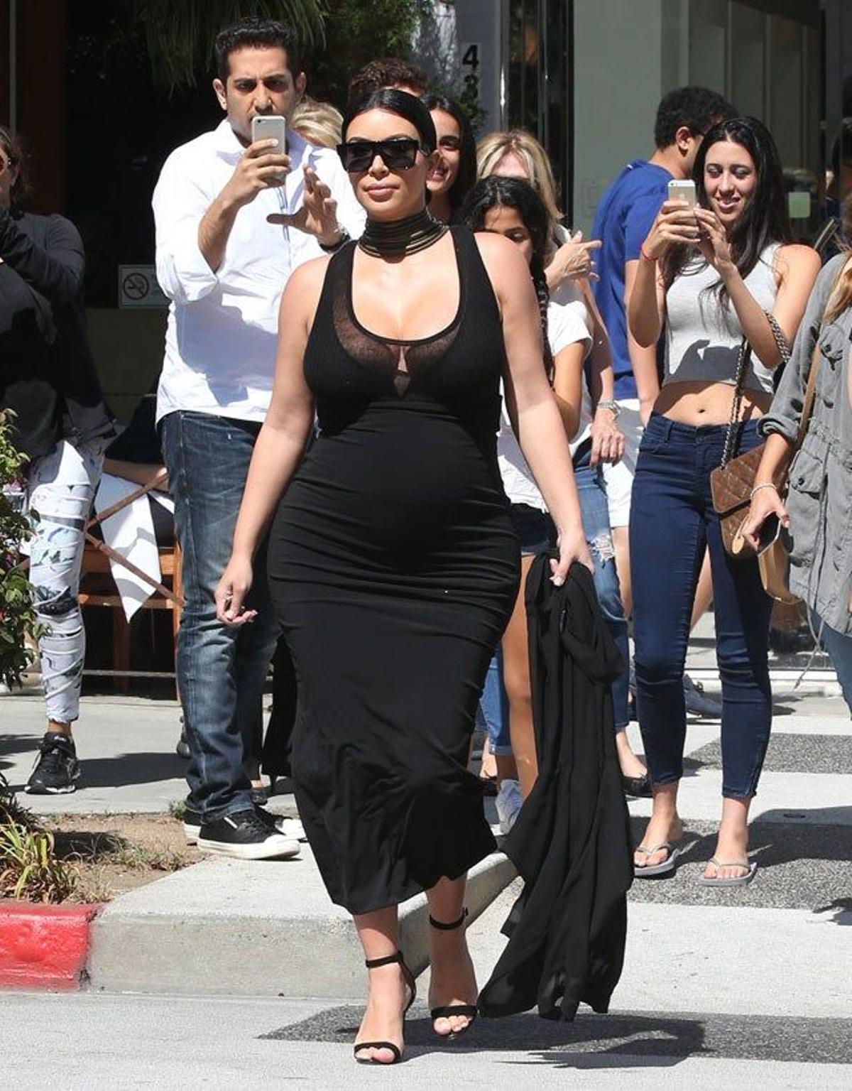 Kim Kardashian camina hacia el coche a la salida del restaurante