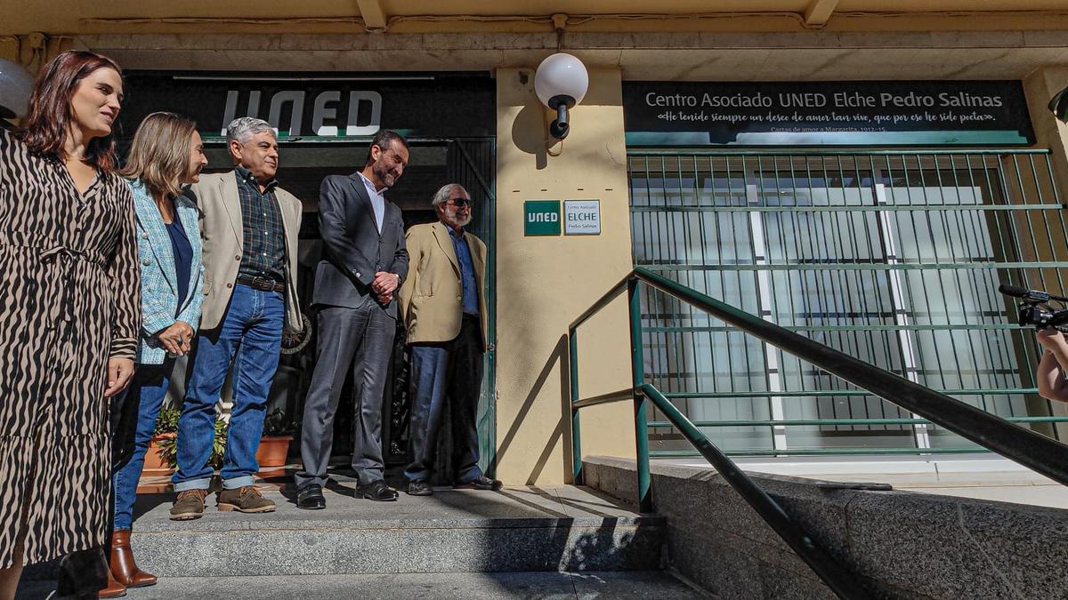 Inauguración en la UNED Elche de la placa en honor al poeta Pedro Salinas