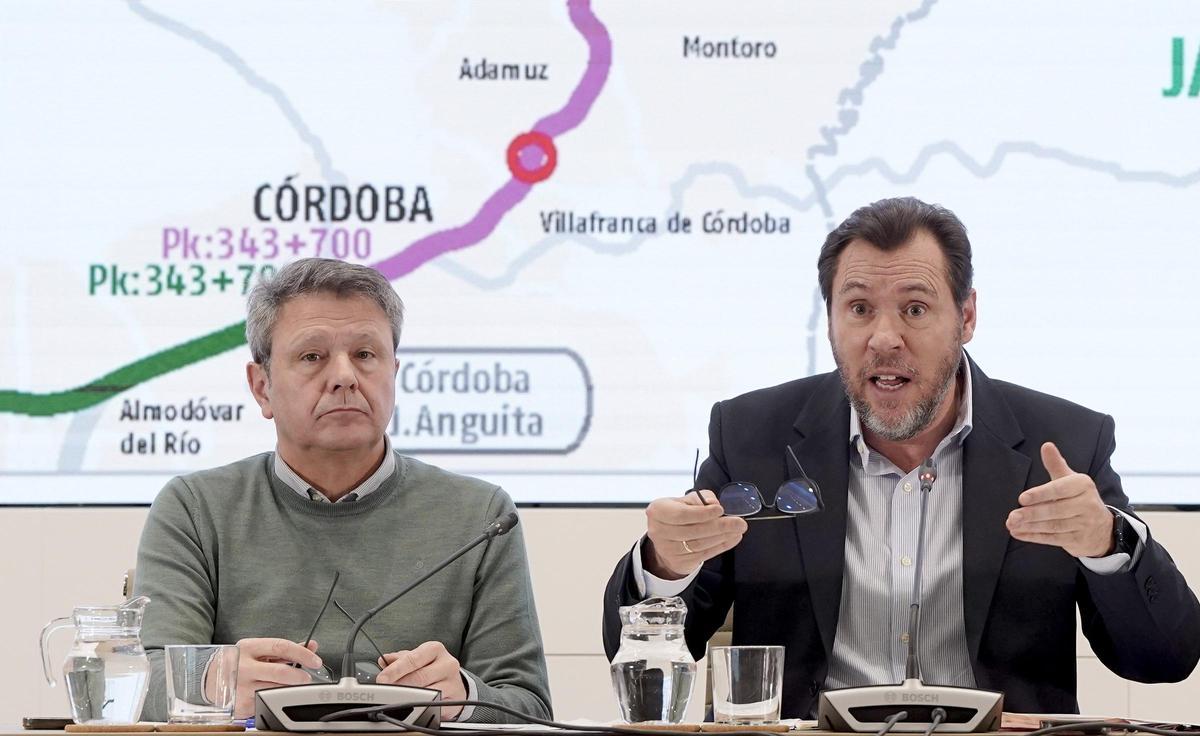 Óscar Puente, ministro de Transportes durante la rueda de prensa que ha ofrecido junto a Luis Pedro Marco de la Pena, presidente de Adif, y José Antonio Santano Clavero, Secretario de Estado de Transportes.