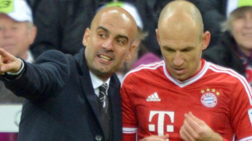 Guradiola da instrucciones a Robben.