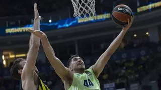 El Barça asalta al Fenerbahce, líder de la Euroliga, y se acerca al playoff