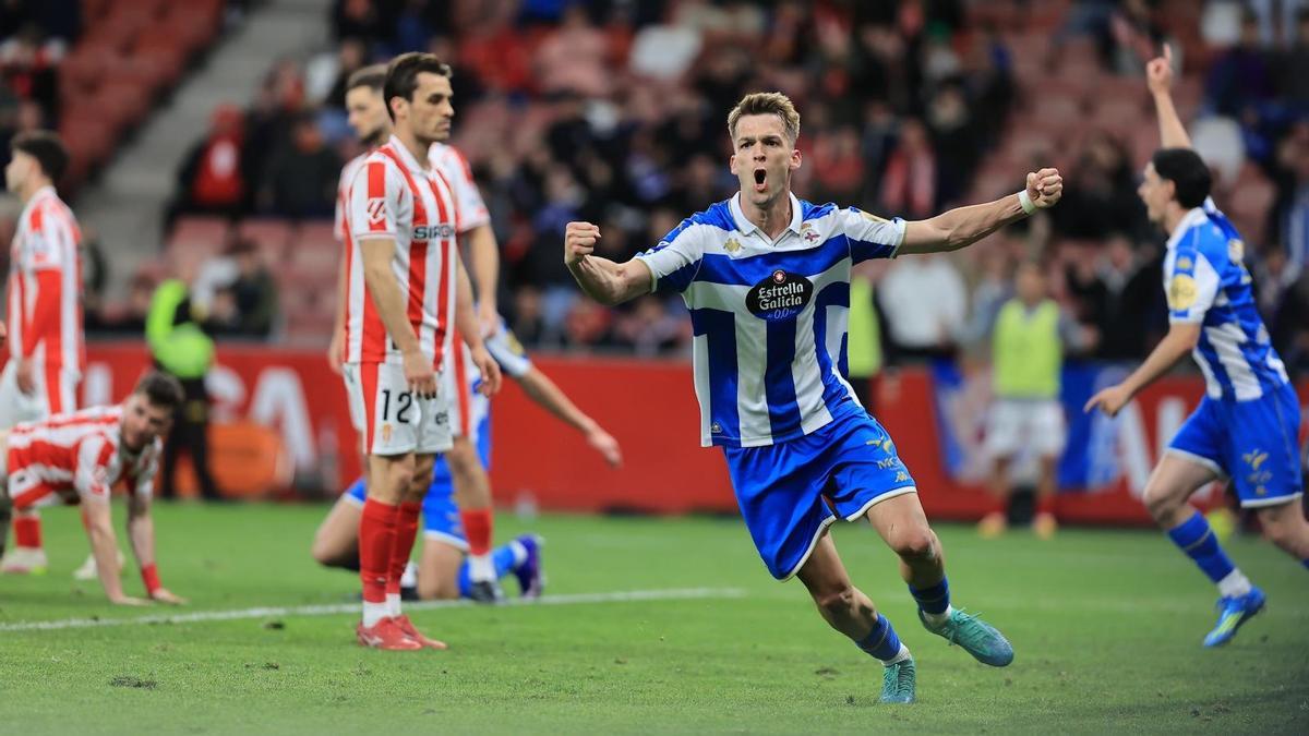 Arnau Comas celebra un gol del Dépor en la temporada 25/26