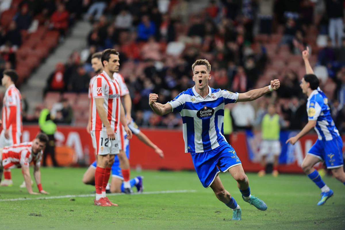 Arnau Comas celebra el gol del Dépor