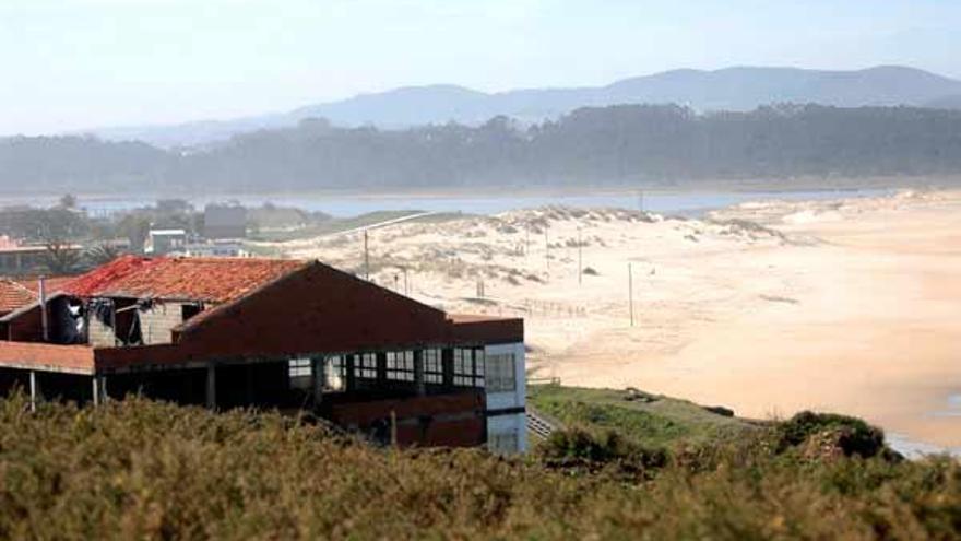 Área en la que se levantará la urbanización en A Frouxeira (Valdoviño).  // FDV