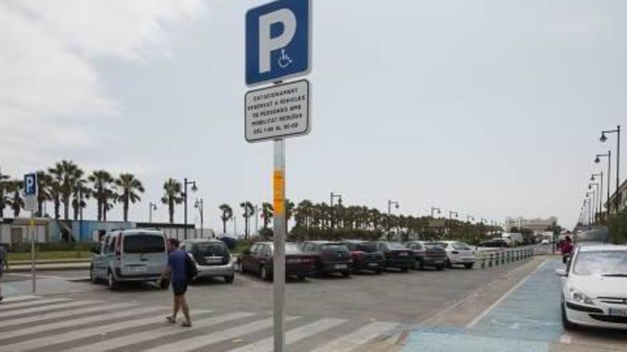 Zona de aparcamientos junto a la playa de València cerca de donde estaba la menor.