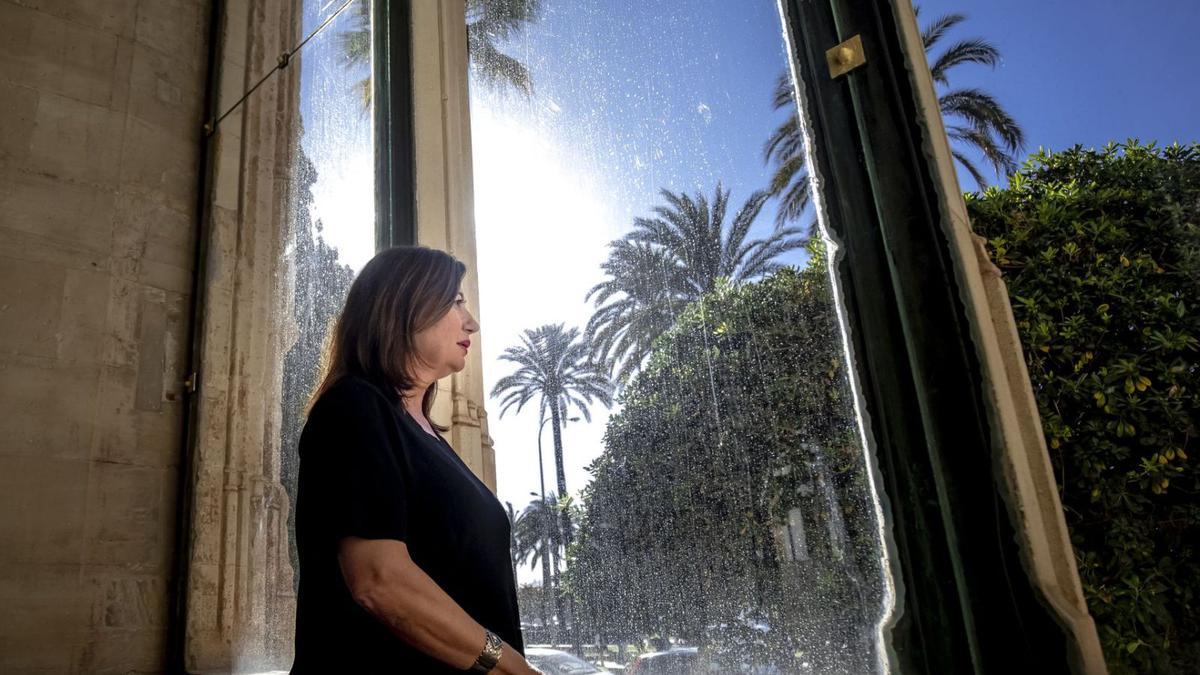 Ministerpräsidentin Francina Armengol an einem Fenster des Regierungssitzes Consolat de Mar in Palma.  | FOTO: B. RAMON