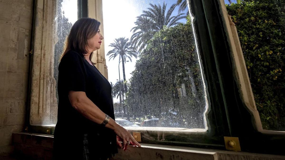 Ministerpräsidentin Francina Armengol an einem Fenster des Regierungssitzes Consolat de Mar in Palma.