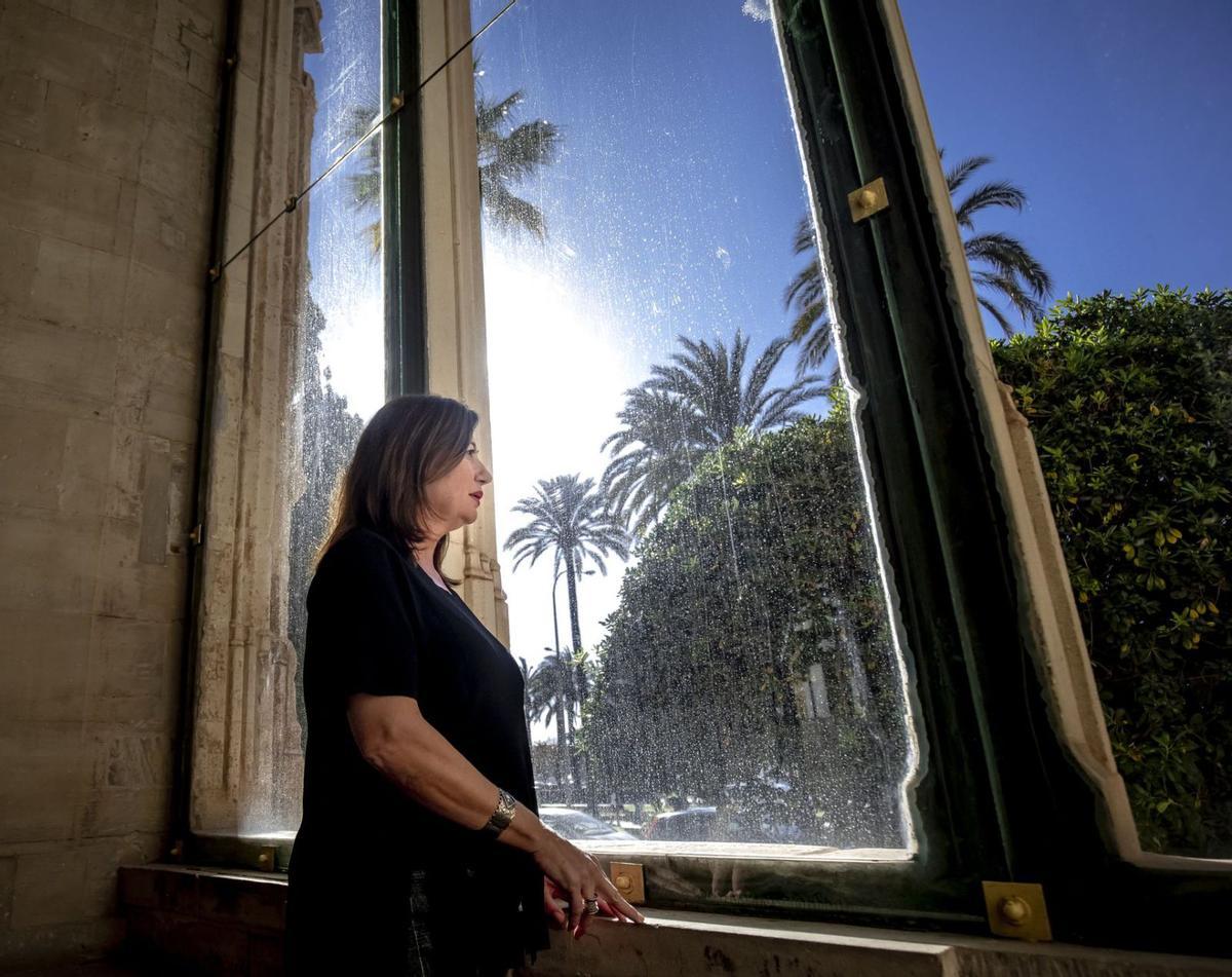 Ministerpräsidentin Francina Armengol an einem Fenster des Regierungssitzes Consolat de Mar in Palma.  | FOTO: B. RAMON