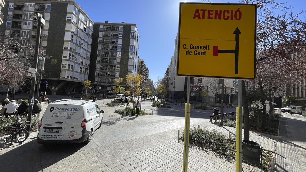 La señal que desde marzo convierte Consell de Cent em un callejón sin salida para vehículos por Urgell.