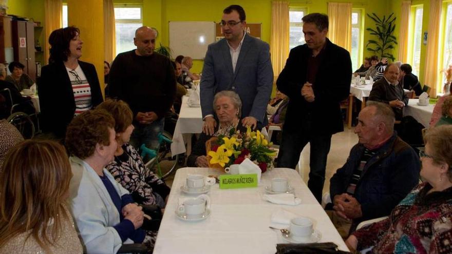Cumpleaños centenario en el geriátrico de Laviana