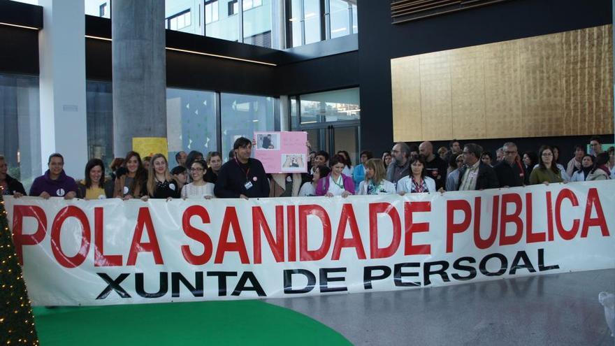 La junta de personal se manifestó en el hall del complejo. // CIG