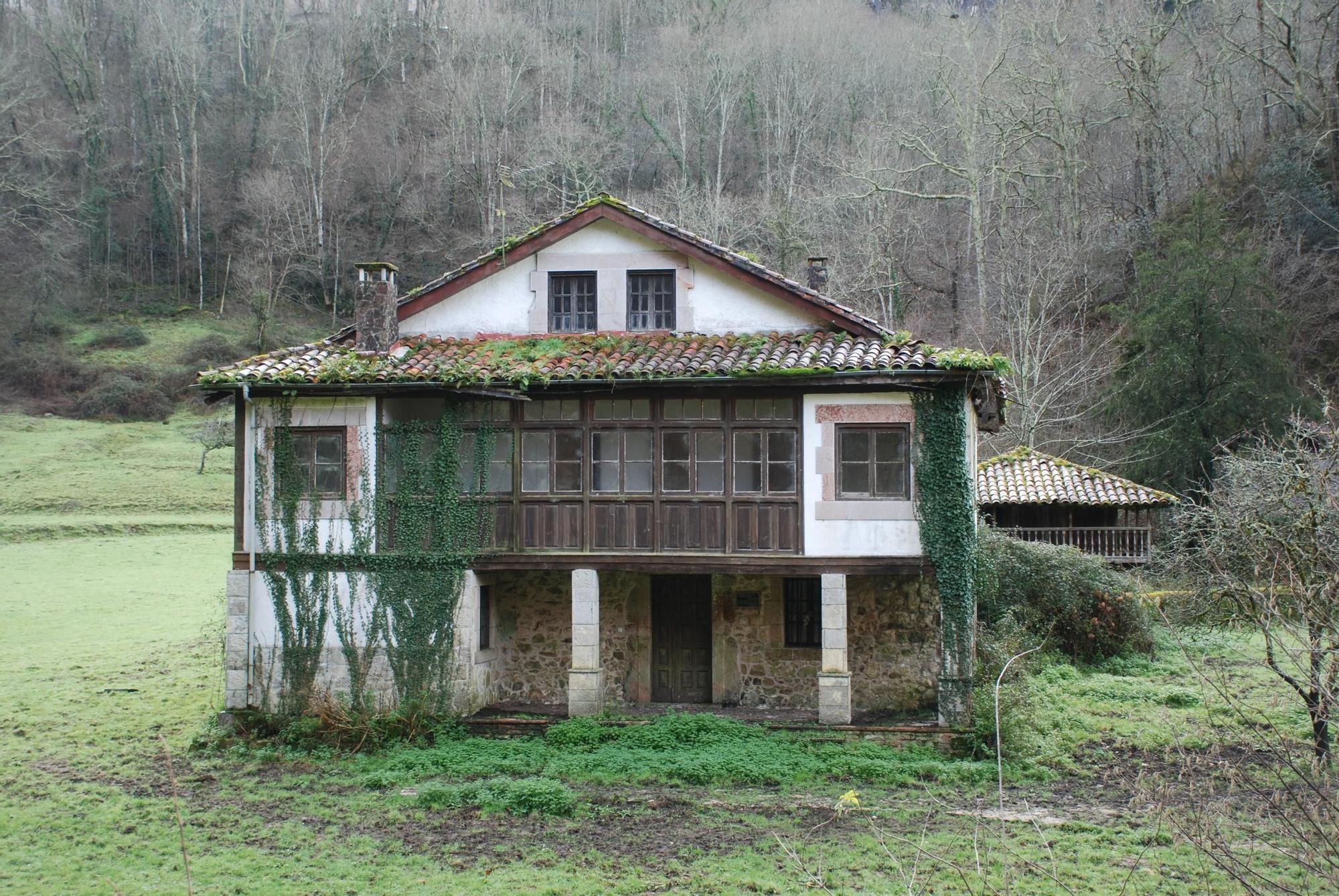 Abandono y dejadez en Covadonga: La casona de Les Llanes, en ruinas