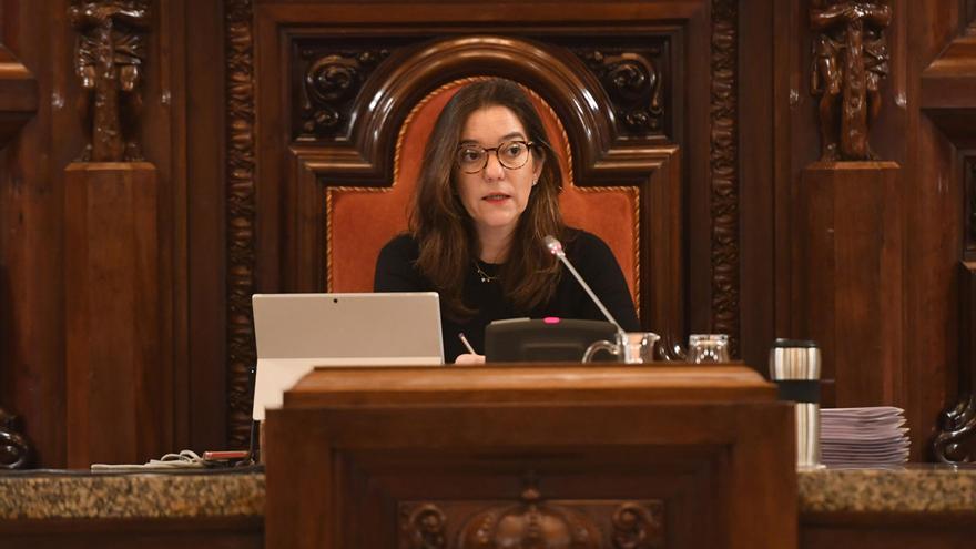 La alcaldesa de A Coruña propone cambiar el escaño ciudadano en los plenos ante su «deturpación»