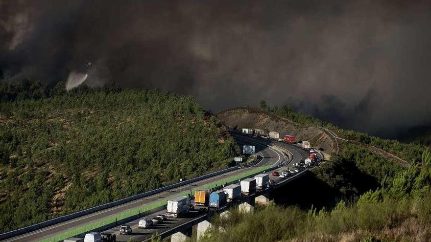 La autovía A-52, en Queirugás, con retenciones al acercase el fuego y el humo al vial. // Fotos: Brais Lorenzo