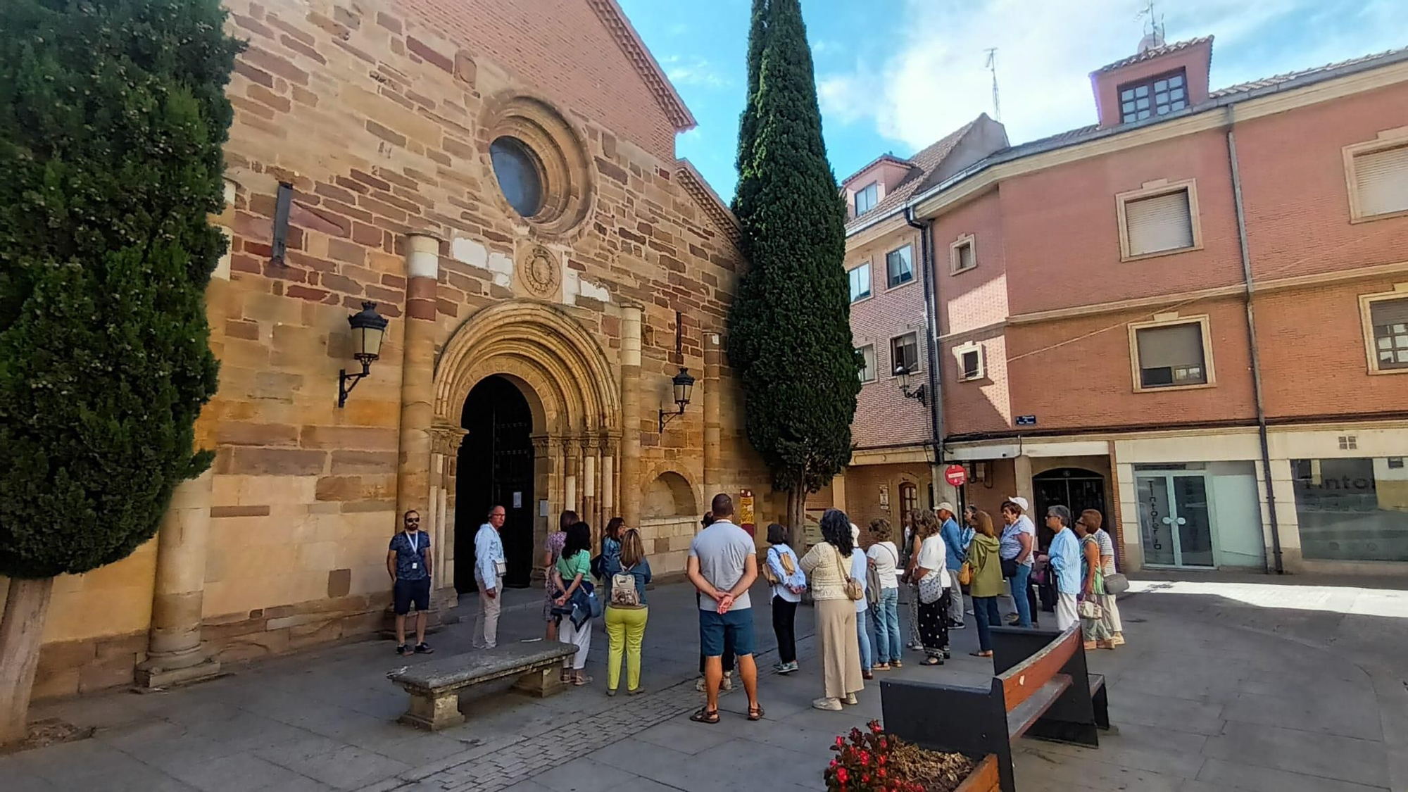 Otra entrada a la iglesia de San Juan del Mercado.jpeg