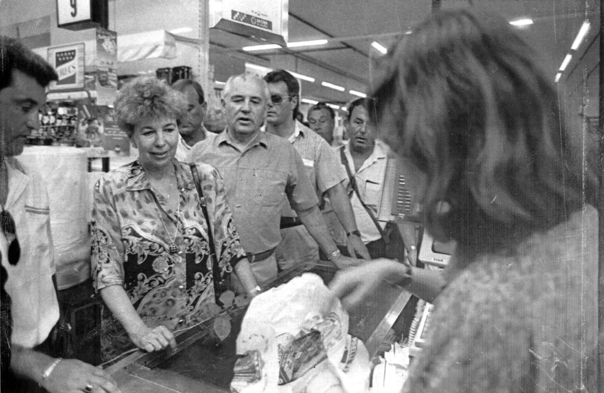 Mijaíl y Raísa Gorbachov compran en un comercio local.