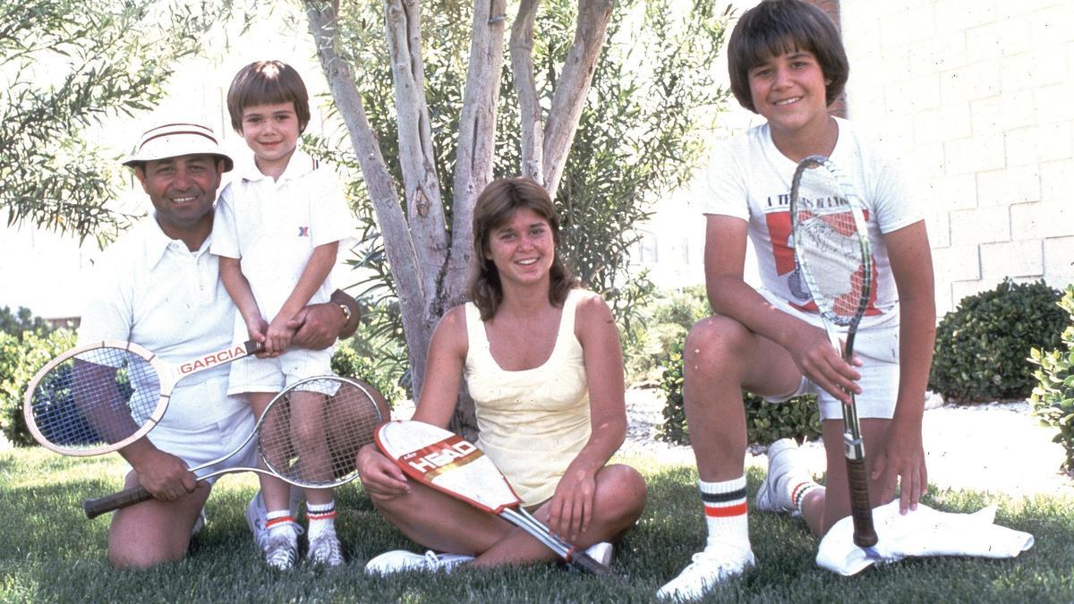 Mike con el pequeño André, a la izquierda, en 1976. El padre también intentó que sus hijos Philipp y Rita fuesen tenistas