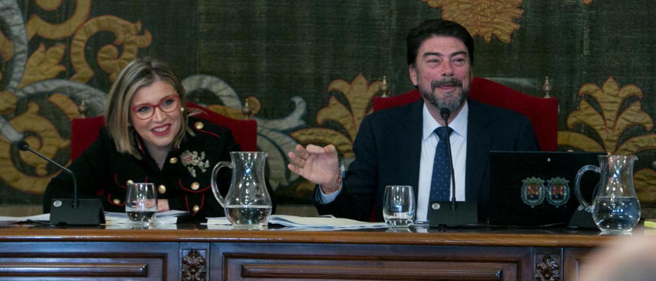 La vicealcaldesa, Mari Carmen Sánchez (Cs), y el alcalde, Luis Barcala (PP), durante un instante del pleno de ayer en Alicante.