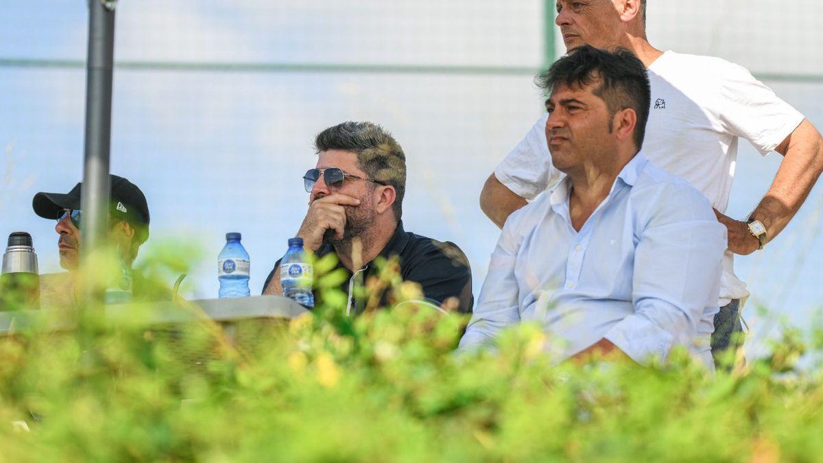 Bragarnik viendo un partido junto a Buitrago.