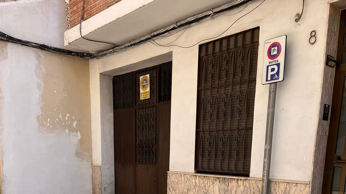 Reposición de placas  de señalización por la brigada de Catarroja.