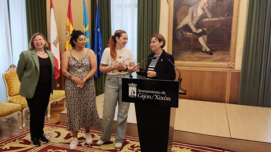 Por la izquierda, Goretti Avello, Emilia Sierra, Paloma Navarro y Carmen Moriyón, ayer, en el salón de recepciones del Ayuntamiento.