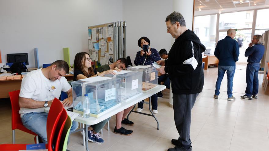 La jornada electoral en Ibiza: Banderas, cambio de ropa y tres papeletas en la misma urna