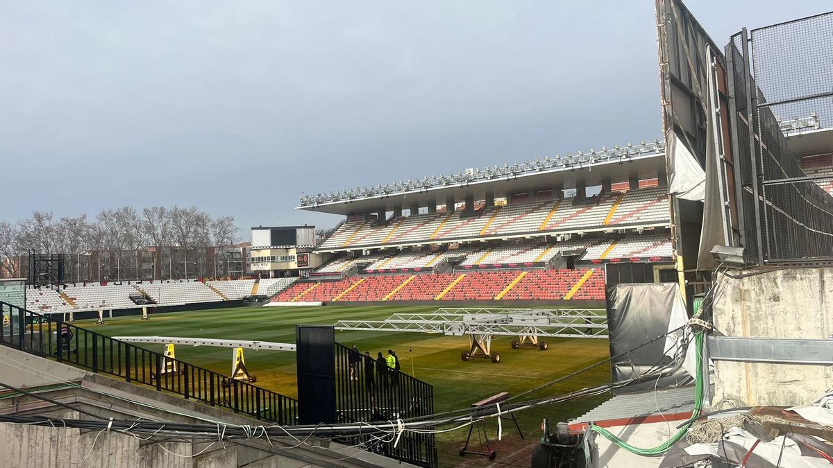 Las lámparas de crecimiento cedidas por el Real Valladolid para el césped de Vallecas.