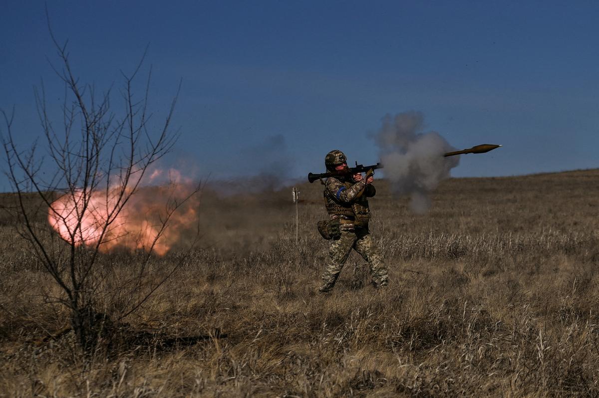 Soldados ucranianos realizan ejercicios militares en Zaporiyia