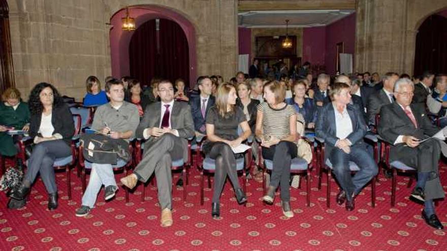 De izquierda a derecha, Ángeles Fernández, Raúl Gil, Adrián Barbón, Laura Martínez, Sonia Fernández y Miguel Jiménez-Córdoba.