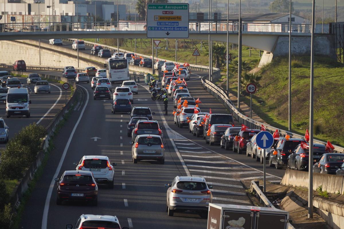 Caravana de coches en protesta HITACHI