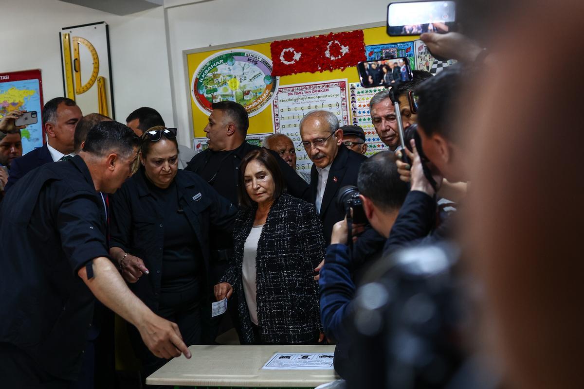 El candidato de la oposición a la Presidencia de Turquía, Kemal Kilicdaroglu, a su llegada al colegio electoral donde ha votado en Ankara. EFE/EPA/SEDAT SUNA