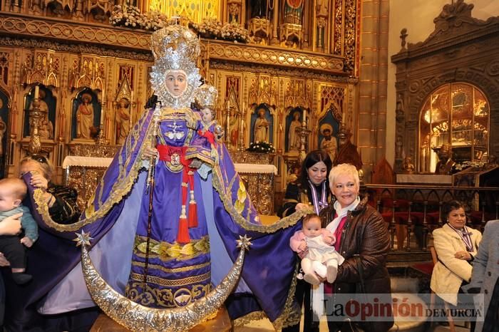 Los niños pasan por el manto de la Fuensanta