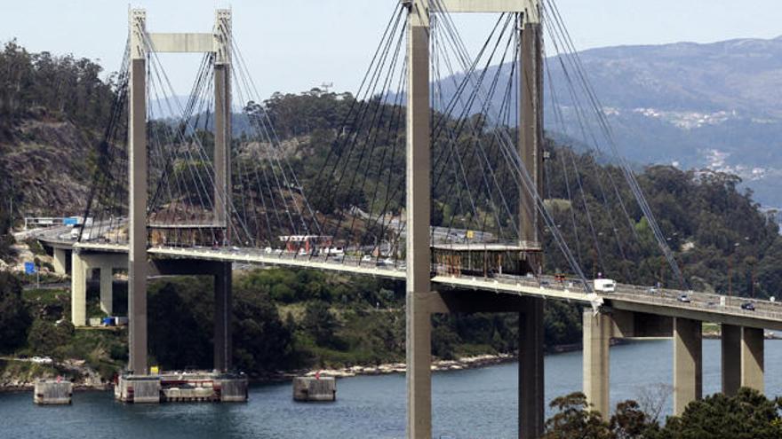 El puente de Rande con los dos tableros en sus pilares. // José Lores