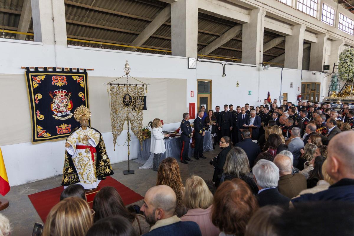 Vestimenta de la imagen del San Pedro por su camarera, Yolanda Malfaz en el taller de Cañones del Arsenal de Cartagena este lunes