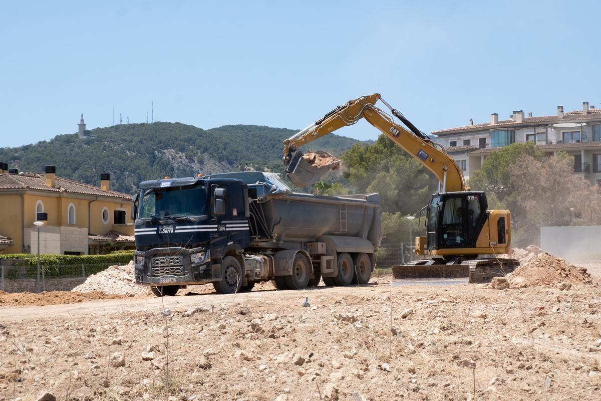 Una excavadora llena un volquete de tierra en el solar donde Aldi construirá su nuevo supermercado